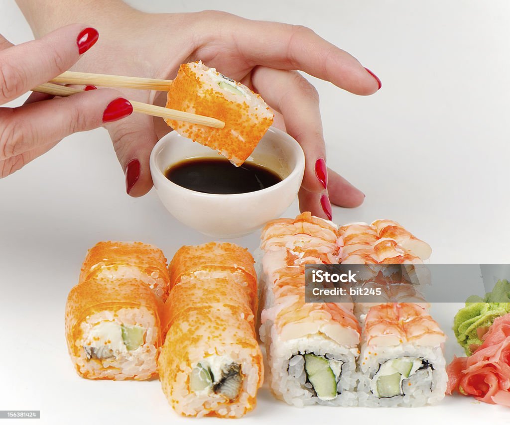 sushi su chopstick - Foto stock royalty-free di Alimentazione sana