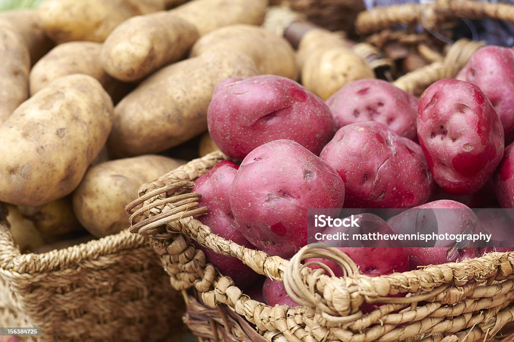 Fruits de mer frais de pommes de terre à la vente dans l'épicerie the Market - Photo de Delray Beach libre de droits