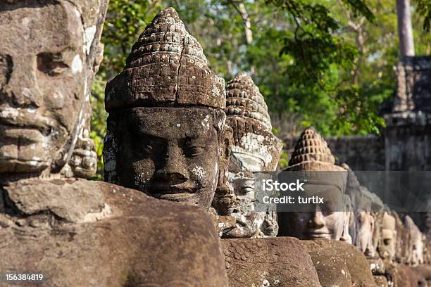 Guardas Gigante De Angkor Thom Frente Do Portão No Camboja - Fotografias de stock e mais imagens de Antigo