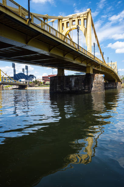 мост рэйчел карсон, пересекающий реку аллегейни в питтсбурге, штат пенсильвания, на фоне бейсбольного стадиона pnc park. - rachel carson стоковые фото и изображения