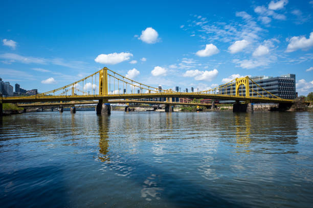 культовый желтый мост рэйчел карсон, пересекающий реку аллегейни в питтсбурге, штат пенсильвания, с голубым небом и белыми пушистыми облак� - rachel carson стоковые фото и изображения