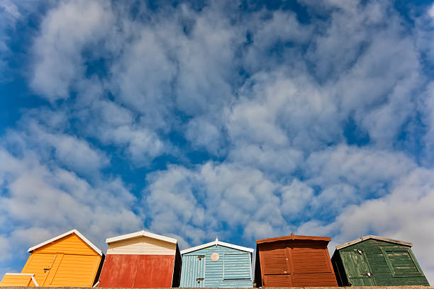 Strand-Hütten Frinton gegen blauen Himmel mit Wolken. – Foto