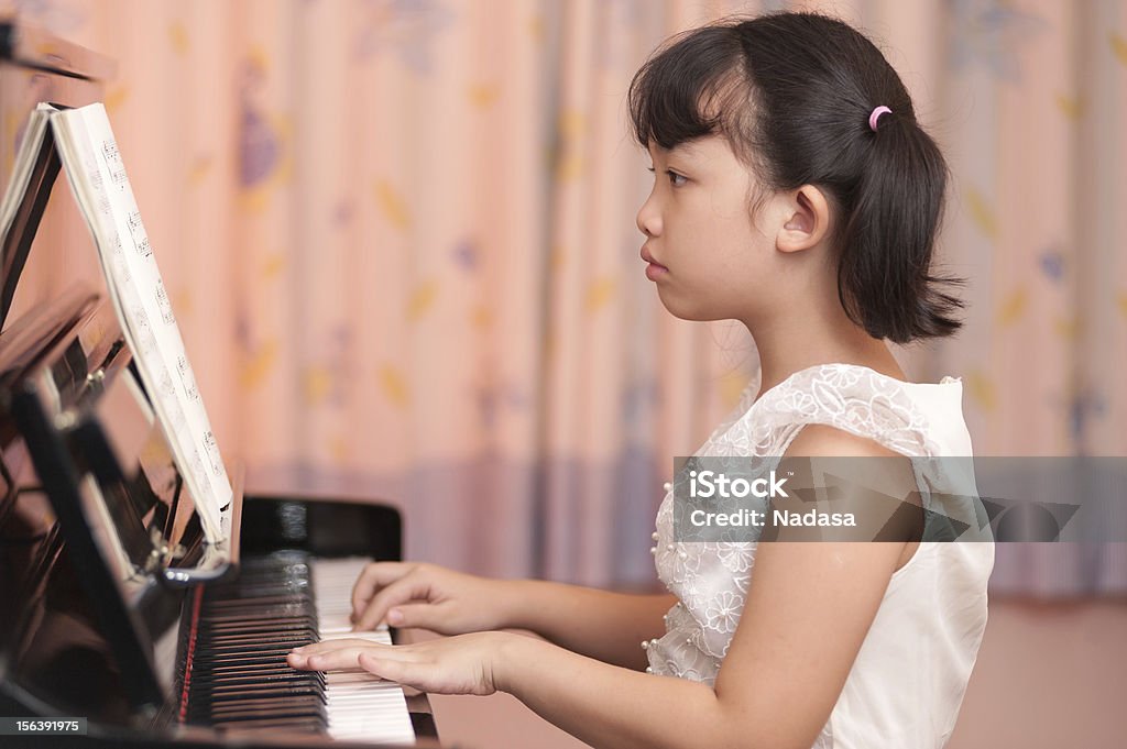 Asian Dziewczyna gra na fortepianie - Zbiór zdjęć royalty-free (8 - 9 lat)