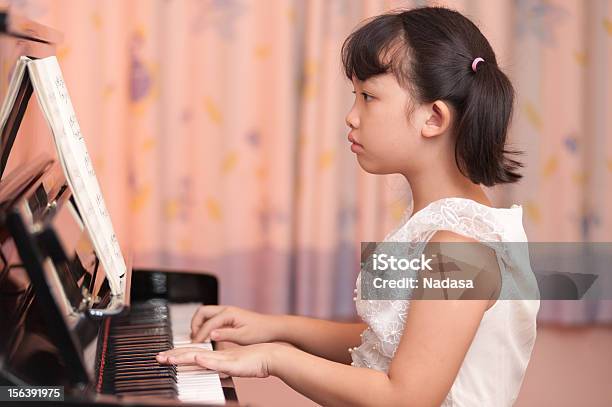 Asian Dziewczyna Gra Na Fortepianie - zdjęcia stockowe i więcej obrazów 8 - 9 lat - 8 - 9 lat, Azjaci, Chińczycy
