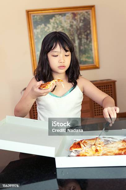 Asian Kid Comer Pizza Foto de stock y más banco de imágenes de 8-9 años - 8-9 años, Agarrar, Alimento