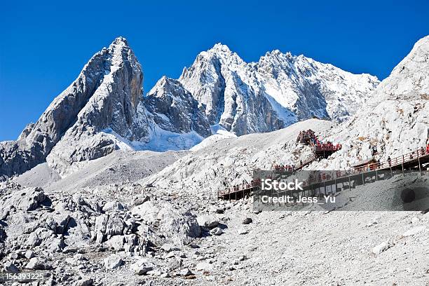 Montaña Nevada Del Dragón De Jade En Lijiang Yunnan China Foto de stock y más banco de imágenes de Aire libre