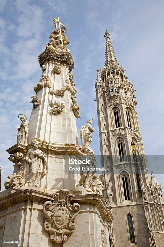 Budapest-St. Matthew's Cathedral e o Trinity column - Foto de stock de Arquitetura royalty-free