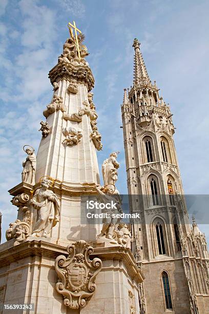 Foto de Budapestst Matthews Cathedral E O Trinity Column e mais fotos de stock de Arquitetura