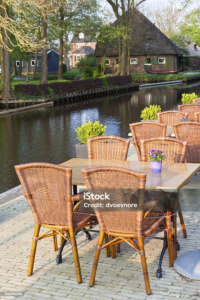 Mesas de café ao ar livre no verão - Foto de stock de Arranjar royalty-free