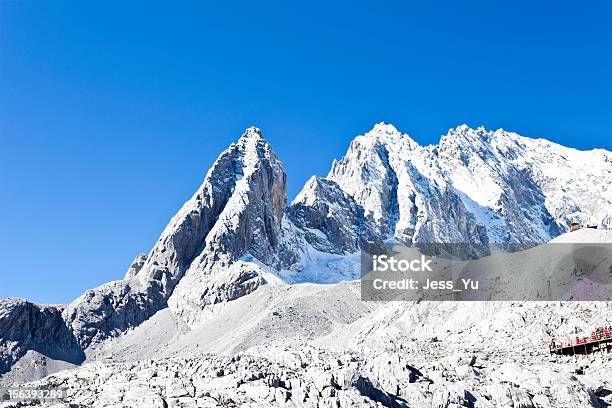 Montanha Nevada Do Dragão De Jade Em Lijiang Yunnan China - Fotografias de stock e mais imagens de Alto - Descrição Física