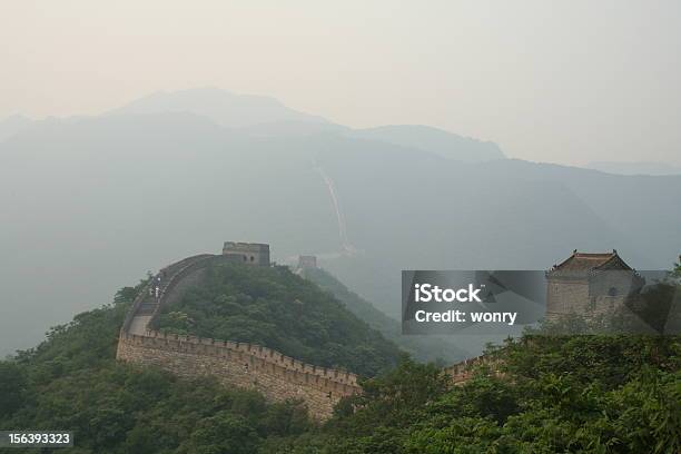Neblina Día De La Gran Muralla Cubierta Foto de stock y más banco de imágenes de Aire libre - Aire libre, Asia, China