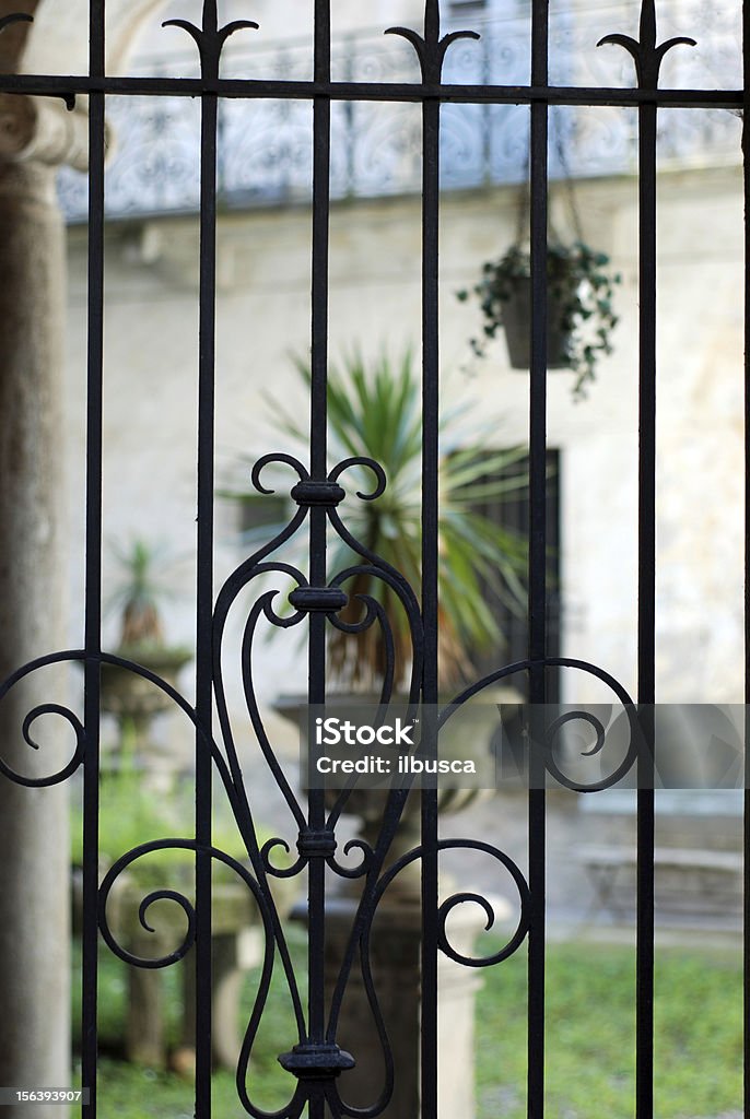 イタリアの建築ゲートの裏庭 - 家の�ロイヤリティフリーストックフォト