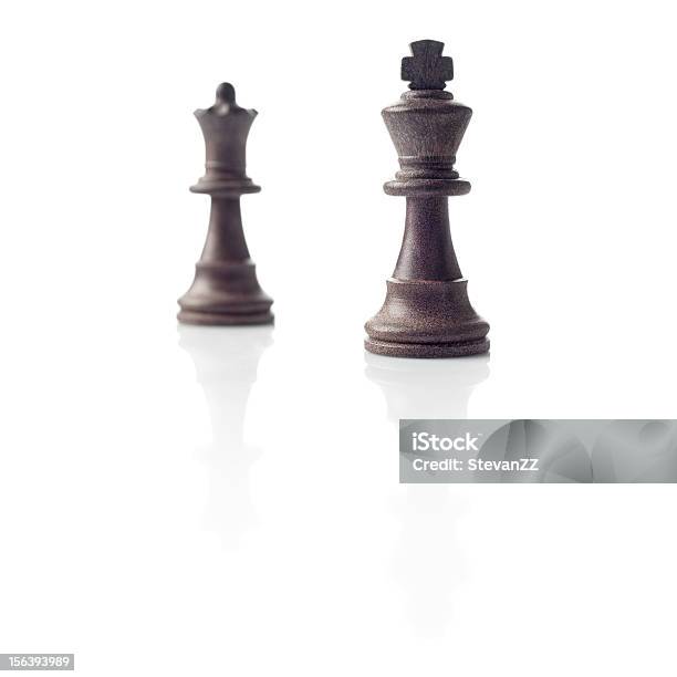 Schach Black Kingsizebett Und Queensizebetten Führungkonzept Auf Weißem Hintergrund Stockfoto und mehr Bilder von Dame - Schachfigur