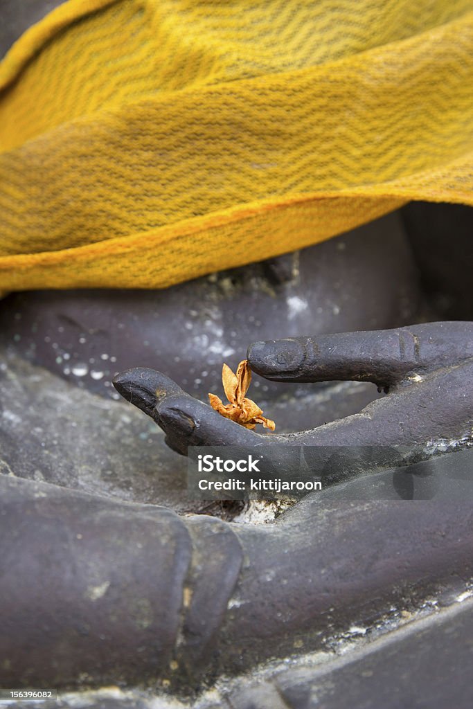 Primo piano sulla mano Fiore secco della statua del Buddha - Foto stock royalty-free di Antico - Condizione