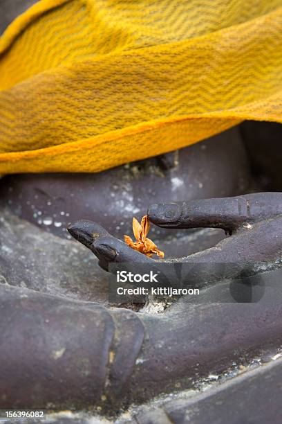 Primo Piano Sulla Mano Fiore Secco Della Statua Del Buddha - Fotografie stock e altre immagini di Antico - Condizione