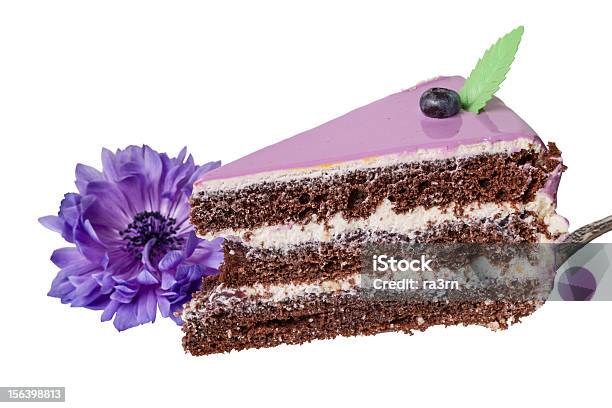 Kawałek Ciasto Z Jagodami I Purple Flower - zdjęcia stockowe i więcej obrazów Bez ludzi - Bez ludzi, Chrupkie ciasto, Ciastko