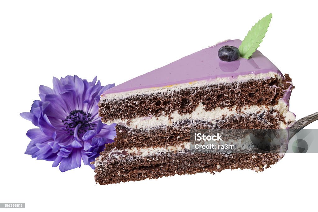 Pedaço de bolo de mirtilo e Roxo com flor - Foto de stock de Alimentação Não-saudável royalty-free