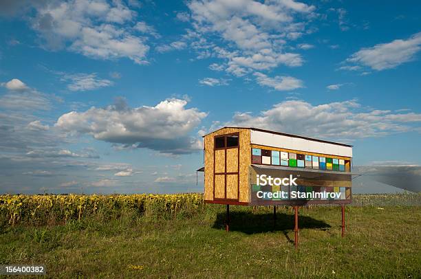 Beehive Por El Campo De Girasol Foto de stock y más banco de imágenes de Abeja - Abeja, Agricultura, Aire libre