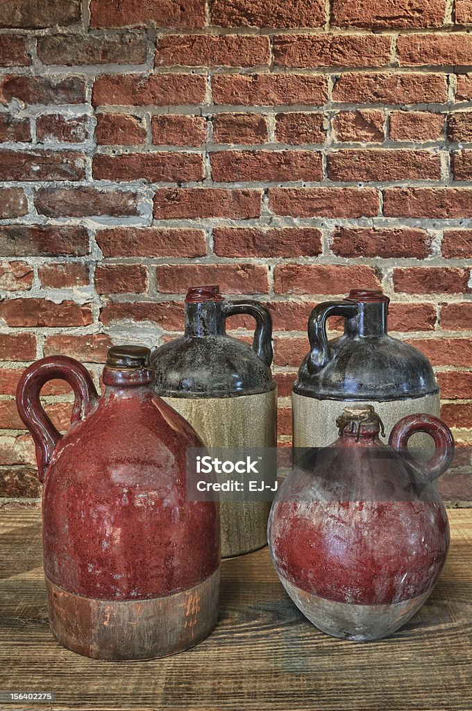 旧陶器静物 - 密造酒のロイヤリティフリーストックフォト