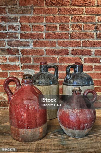 Barro Antigo Ainda Vida De - Fotografias de stock e mais imagens de Moonshine - Bebida alcoólica - Moonshine - Bebida alcoólica, Antigo, Antiguidade