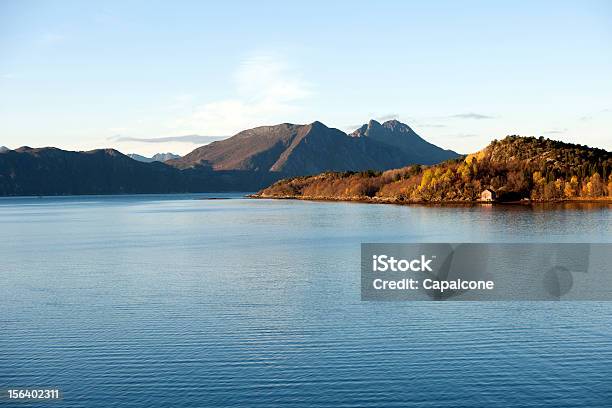 Norvegia Tranquillo Mare E Terra - Fotografie stock e altre immagini di Albero - Albero, Ambientazione esterna, Ambientazione tranquilla