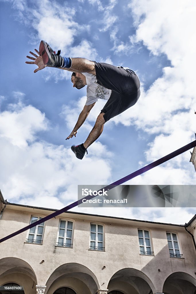 Slackline saltare - Foto stock royalty-free di Saltare