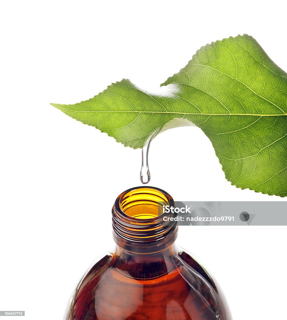 Flasche mit Homöopathie Balsam und Blatt - Lizenzfrei Aromatherapie Stock-Foto