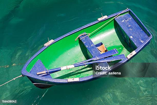 Barco Azul Y Verde Foto de stock y más banco de imágenes de Aire libre - Aire libre, Azul, Embarcación marina