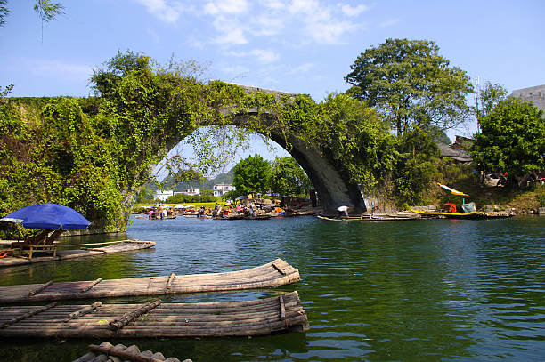 yangshuo old bridge - bridge beauty in nature travel destinations yangshuo - fotografias e filmes do acervo