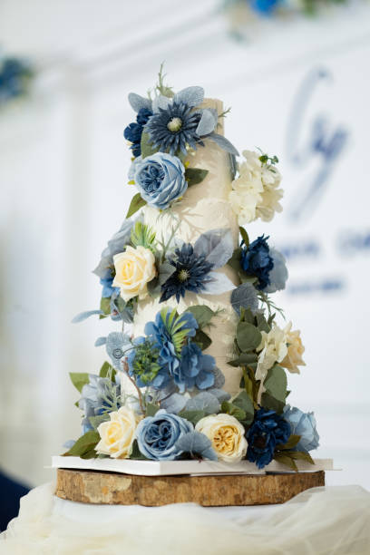 istock Beautiful wedding cake with blur background 1564127132
