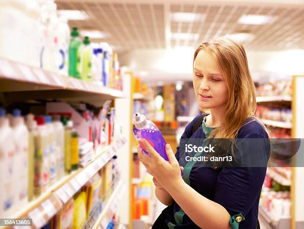 Mujer En El Supermercado Foto de stock y más banco de imágenes de Actividad - Actividad, Adulto, Adulto joven