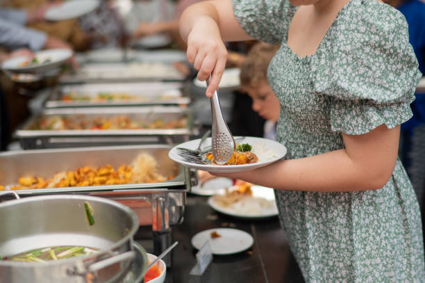 istock scooping the food, catering, dinner time 1564167437
