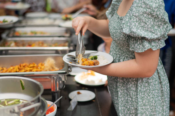 istock scooping the food, catering, dinner time 1564167445