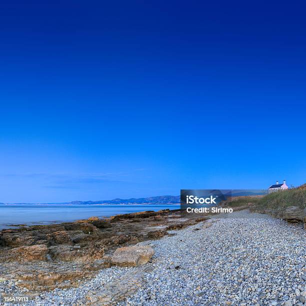 Casa Olhando Para O Mar Angelsey - Fotografias de stock e mais imagens de Céu dramático - Céu dramático, Litoral, País de Gales