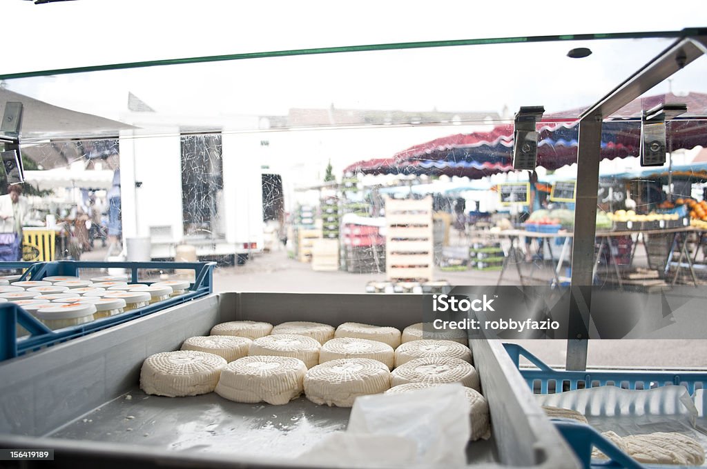 영업에서의 신선한 염소 치즈 시장 - 로열티 프리 공예 스톡 사진