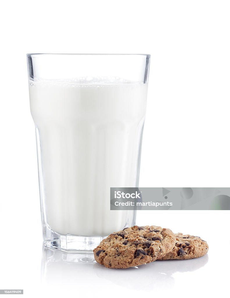 Bicchiere di latte con biscotti - Foto stock royalty-free di Bibita