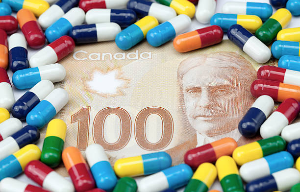 medycyna i pieniądze - canadian dollars canada bill one hundred dollar bill zdjęcia i obrazy z banku zdjęć