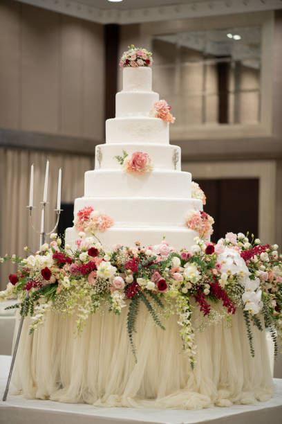 istock Beautiful wedding cake with blur background 1564211330