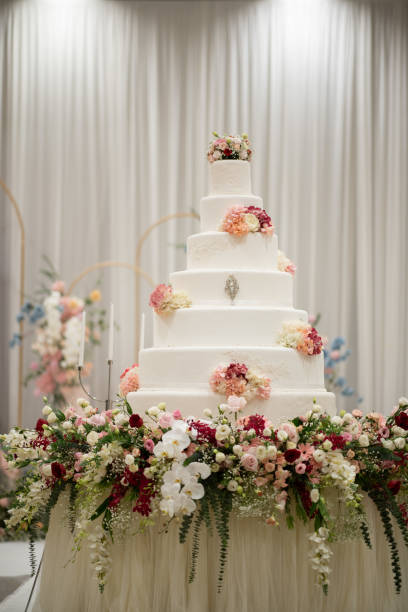 istock Beautiful wedding cake with blur background 1564211478