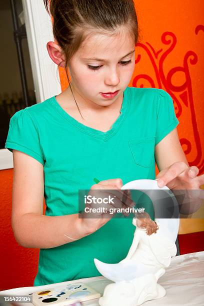 Ragazza Dipinto Di Ceramica Marrone A Pelo - Fotografie stock e altre immagini di 6-7 anni - 6-7 anni, Arte, Bambine femmine