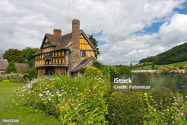 Stokesay Manor House Porta - Fotografie stock e altre immagini di Blu - Blu, Casa, Cielo