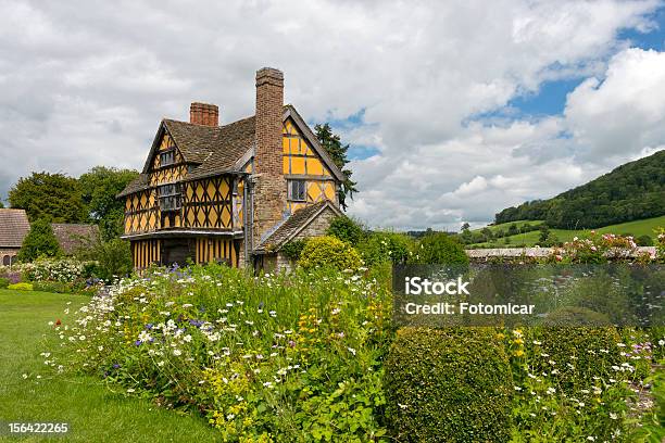 Stokesay Manor Portão Casa - Fotografias de stock e mais imagens de Azul - Azul, Casa, Céu