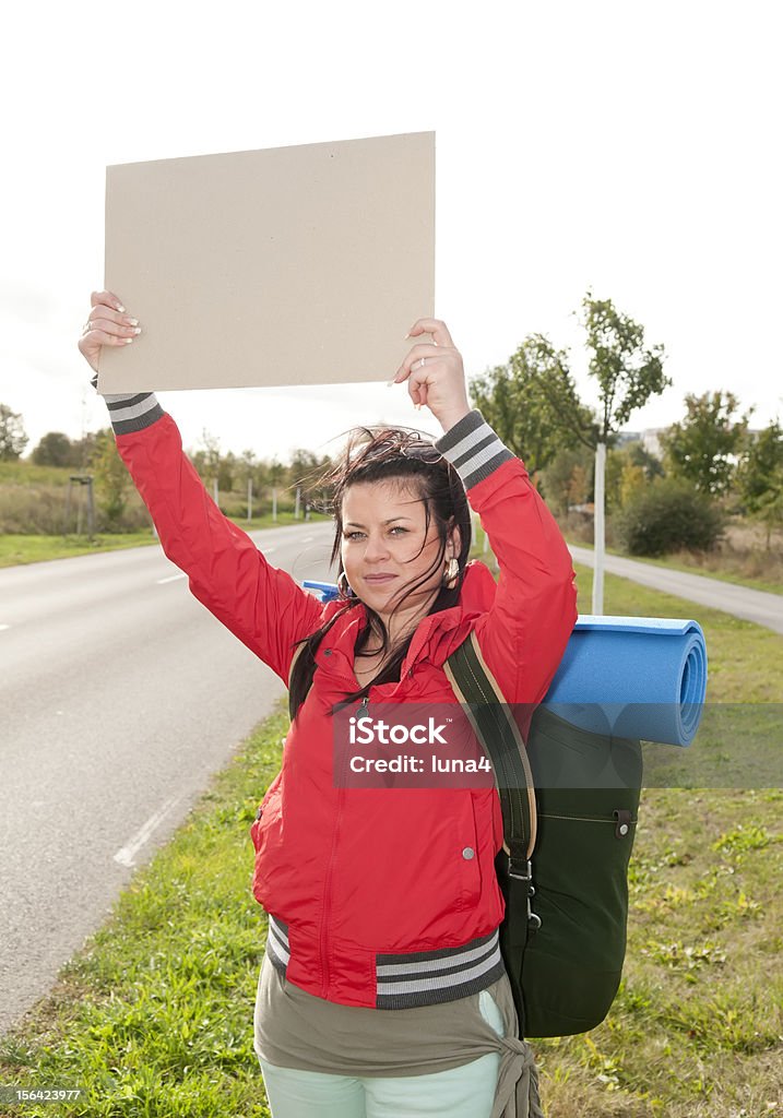 Hitchhiker com sinal em branco - Foto de stock de A caminho royalty-free