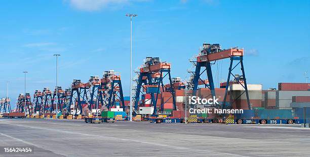 Foto de Terminal De Contêineres e mais fotos de stock de Azul - Azul, Cais, Carregamento - Atividade