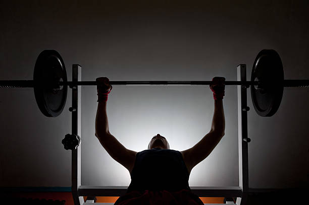 hombre levantador de pesas en el gimnasio - body building gym human muscle effort fotografías e imágenes de stock