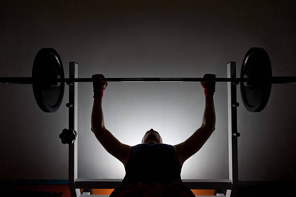男性ジムで重量挙げ - gym weight bench exercising weights ストックフォトと画像