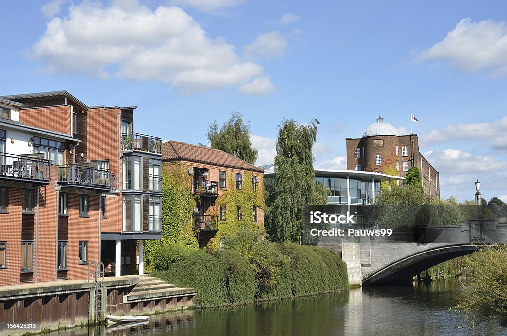 Modernos edificios Riverside - Foto de stock de Norfolk libre de derechos