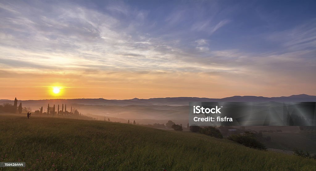 Val d'Orcia después del amanecer con el fotógrafo, Toscana, Italia - Foto de stock de Agricultura libre de derechos