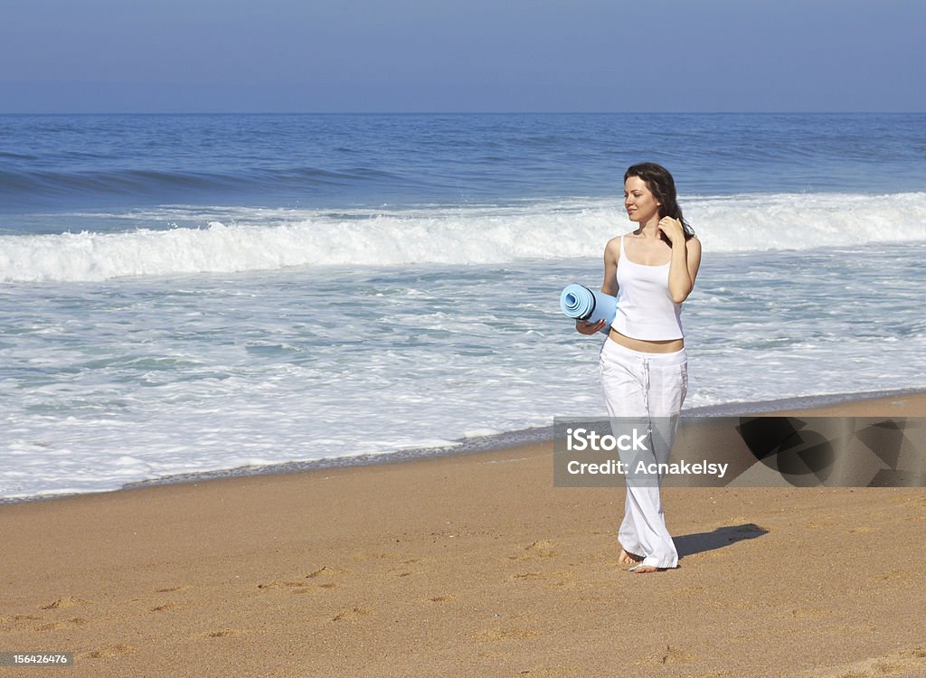Mujer joven en la playa - Foto de stock de Adulto libre de derechos