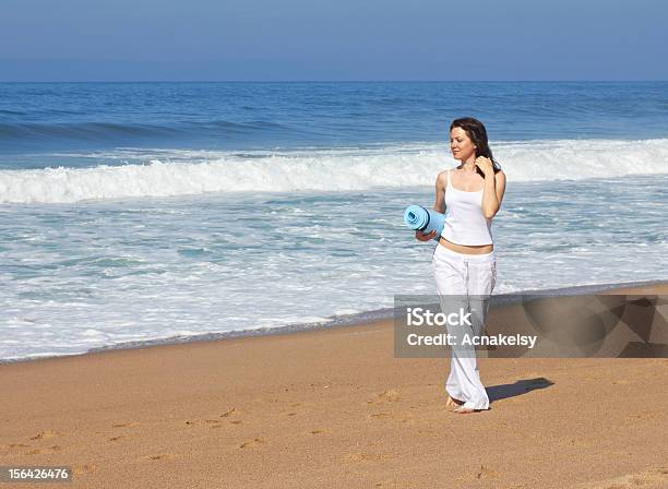 Mujer Joven En La Playa Foto de stock y más banco de imágenes de Adulto - Adulto, Adulto joven, Aire libre